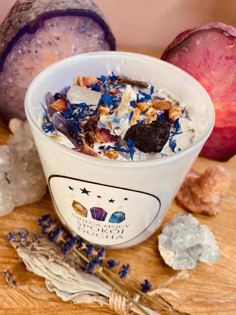 swieca-spokoj-ducha-w-bialym-szkle-z-mineralami-i-olejkami