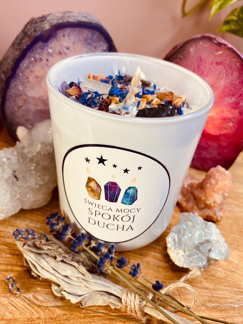 swieca-spokoj-ducha-w-bialym-szkle-z-mineralami