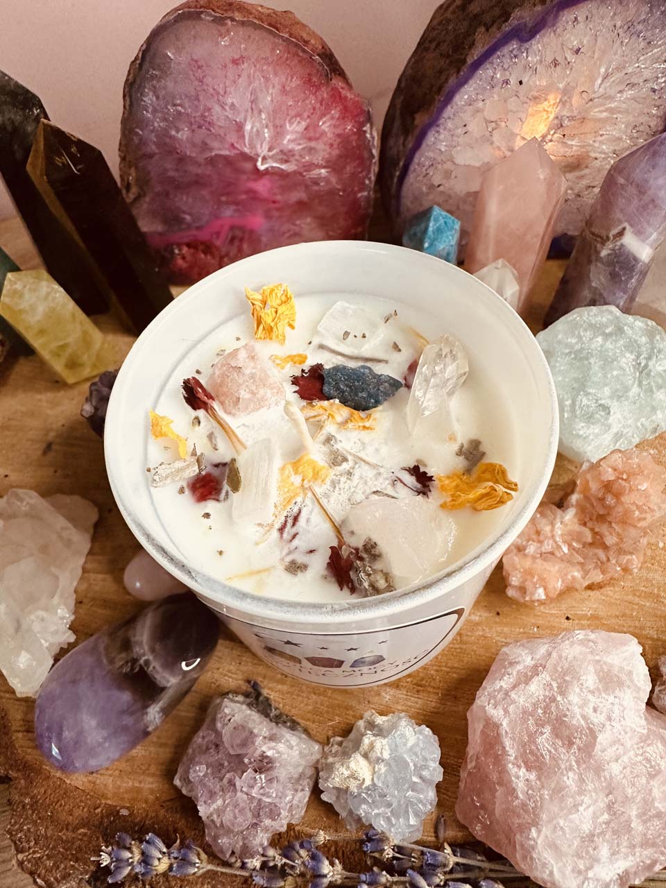 swieca-wdziecznosc-w-bialym-szkle-kamienie-mocy-2