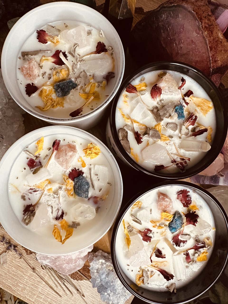 swieca-wdziecznosc-w-bialym-szkle-kamienie-mocy-3