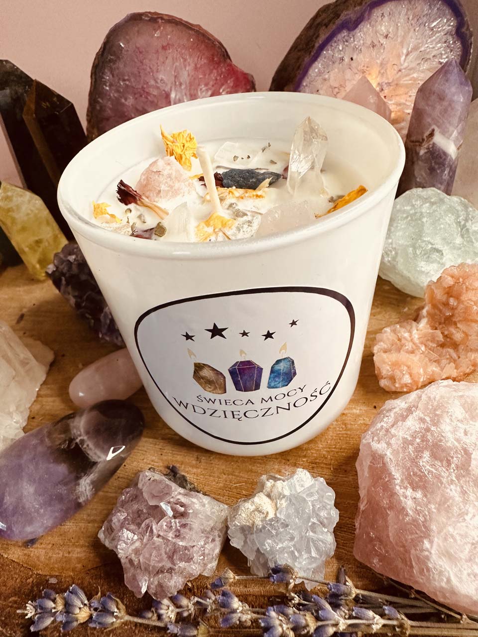 swieca-wdziecznosc-w-bialym-szkle-kamienie-mocy-1