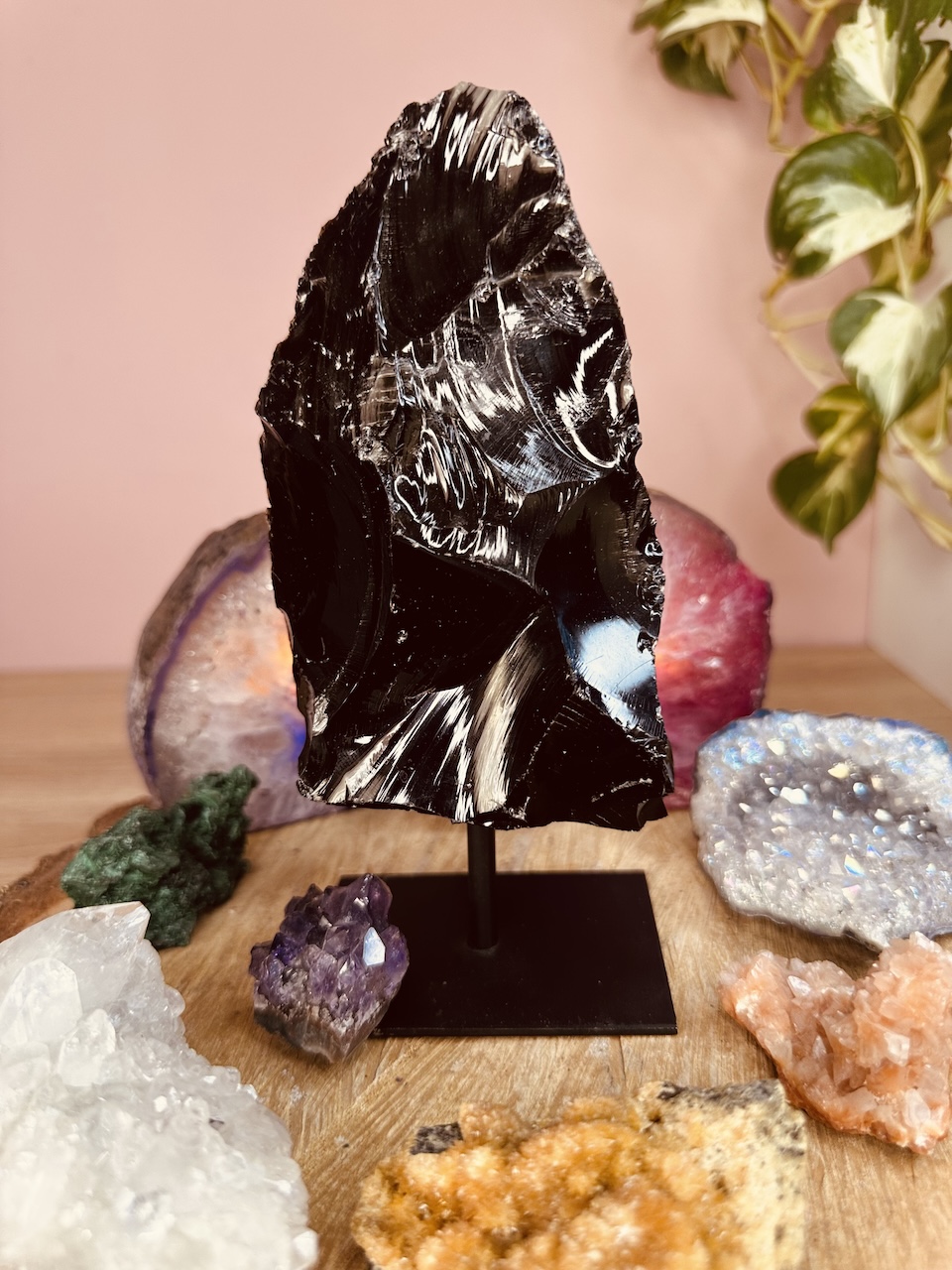 obsydian-czarny-na-podstawce-kamieniemocy-nr-1a