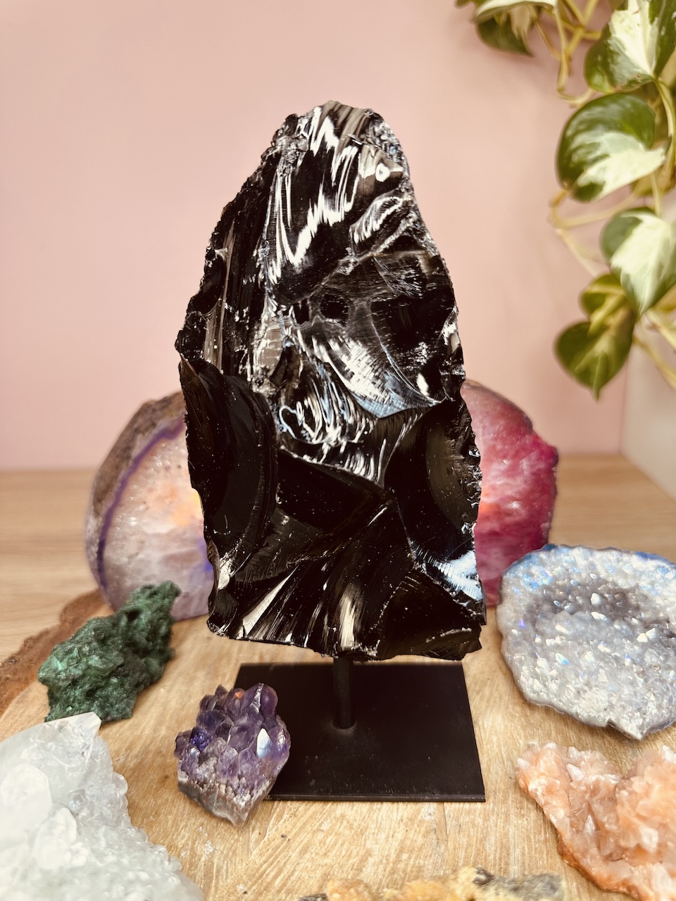 obsydian-czarny-na-podstawce-kamieniemocy-nr-1b