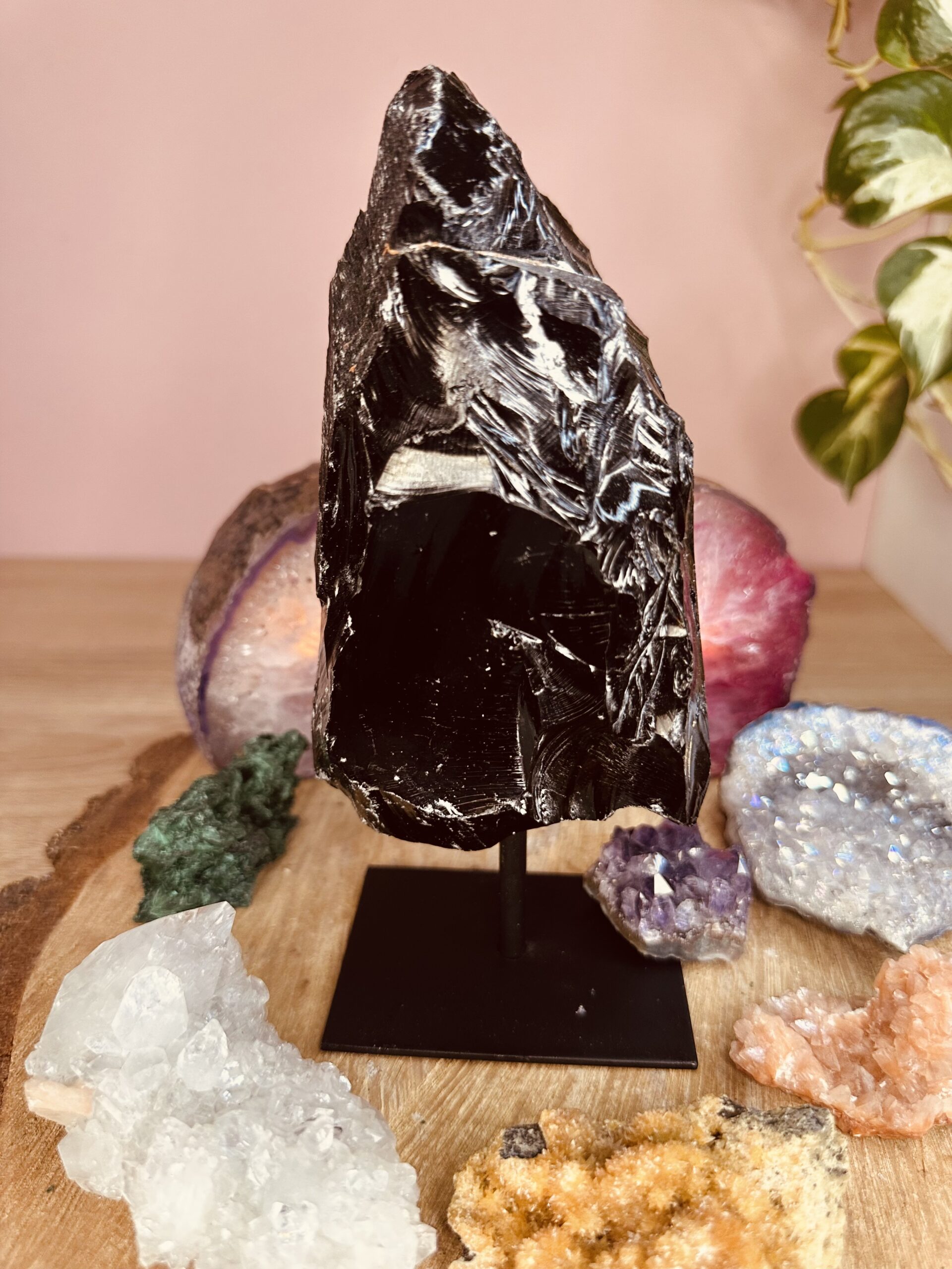 obsydian-czarny-na-podstawce-kamieniemocy-nr-2