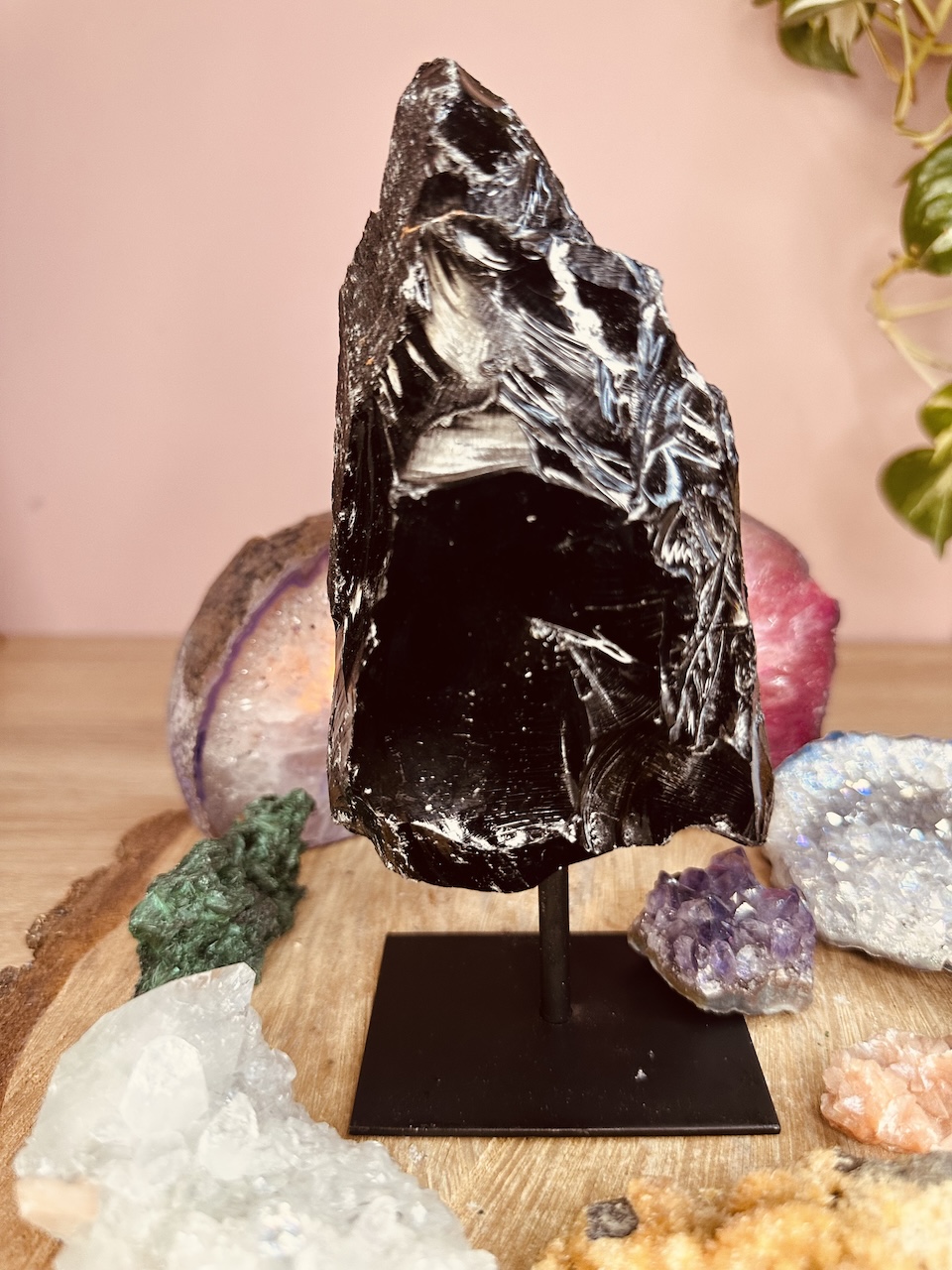 obsydian-czarny-na-podstawce-kamieniemocy-nr-2a