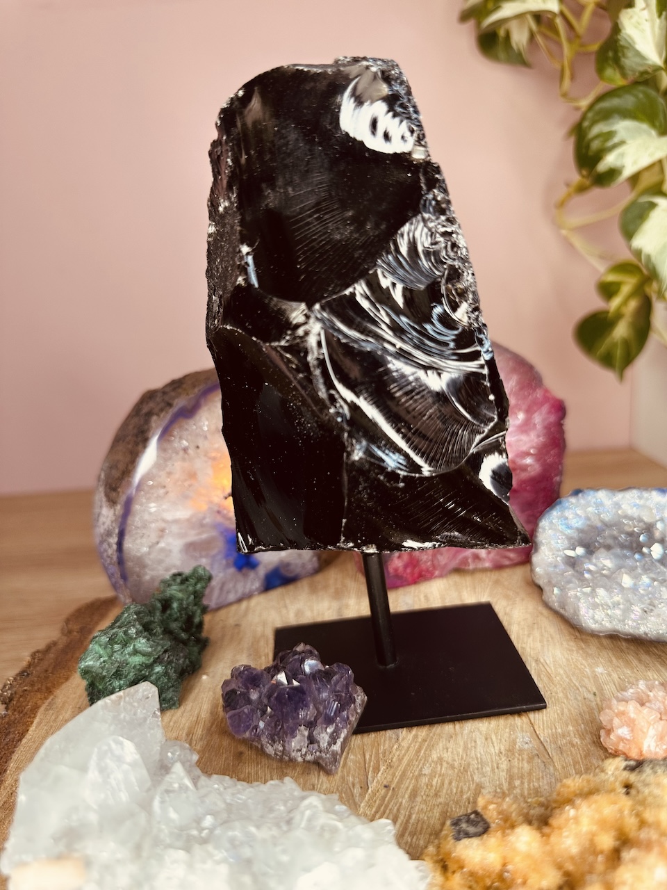 obsydian-czarny-na-podstawce-kamieniemocy-nr-3b