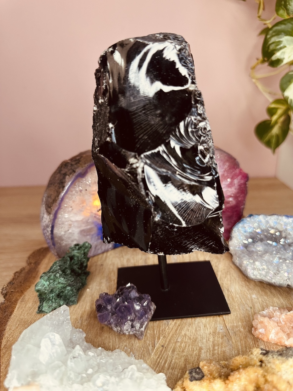 obsydian-czarny-na-podstawce-kamieniemocy-nr-3c