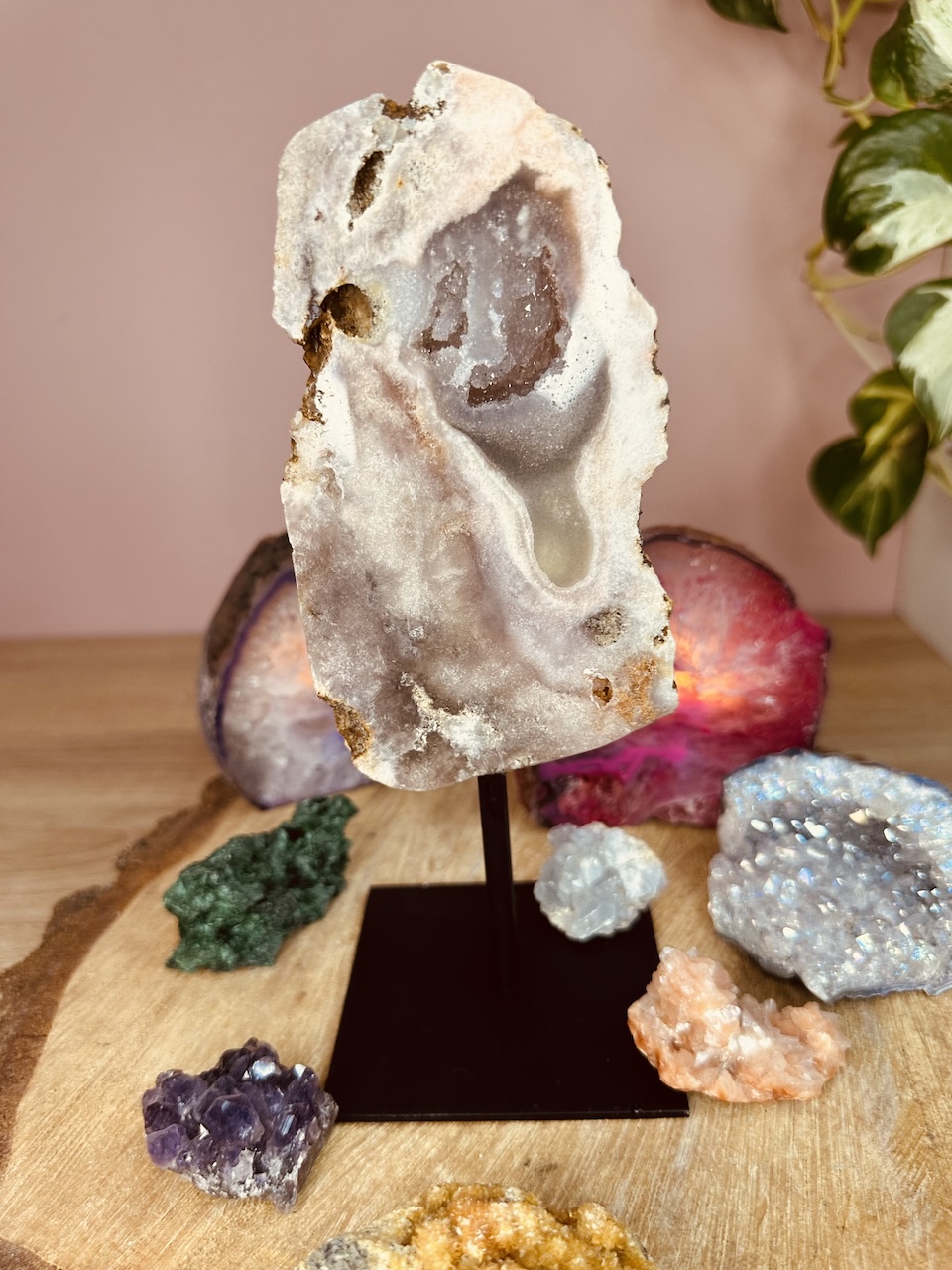 rozowy-ametyst-na-podstawce-nr-4a