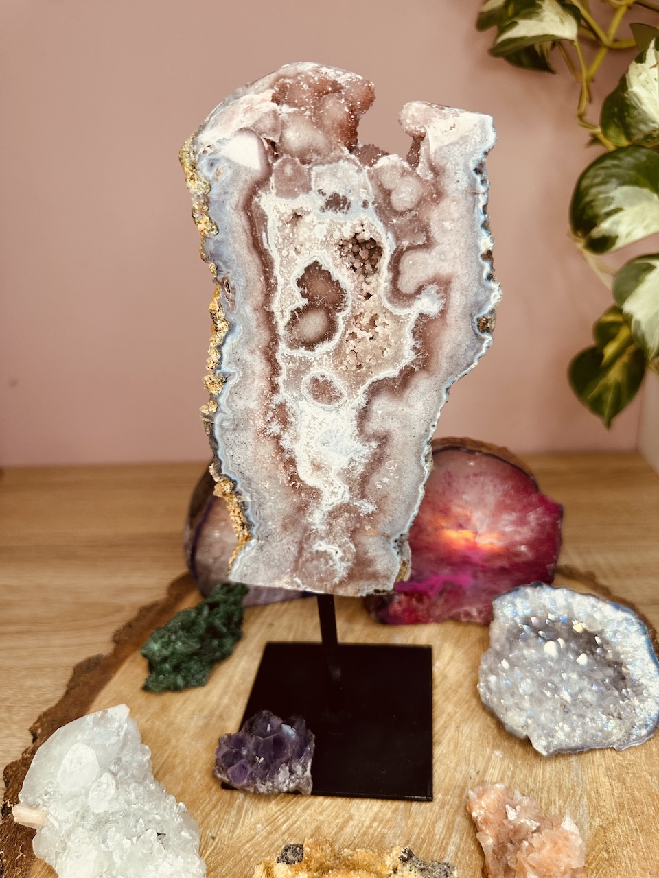 rozowy-ametyst-na-podstawce-nr-7a