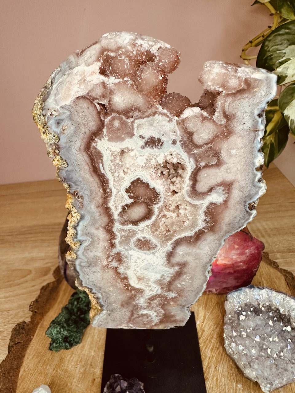 rozowy-ametyst-na-podstawce-nr-7b