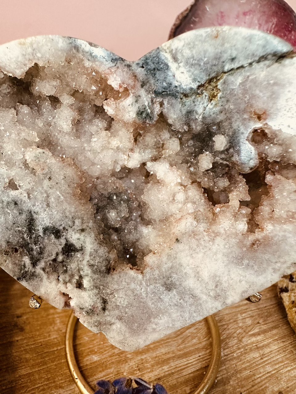 rózowy-ametyst-w-kształcie-serca-kamieniemocy-nr-1a