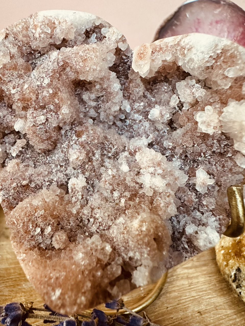 rózowy-ametyst-w-kształcie-serca-kamieniemocy-nr-2b