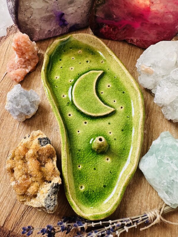 Reczynie robiona podstawka ceramiczna na kadzidła.