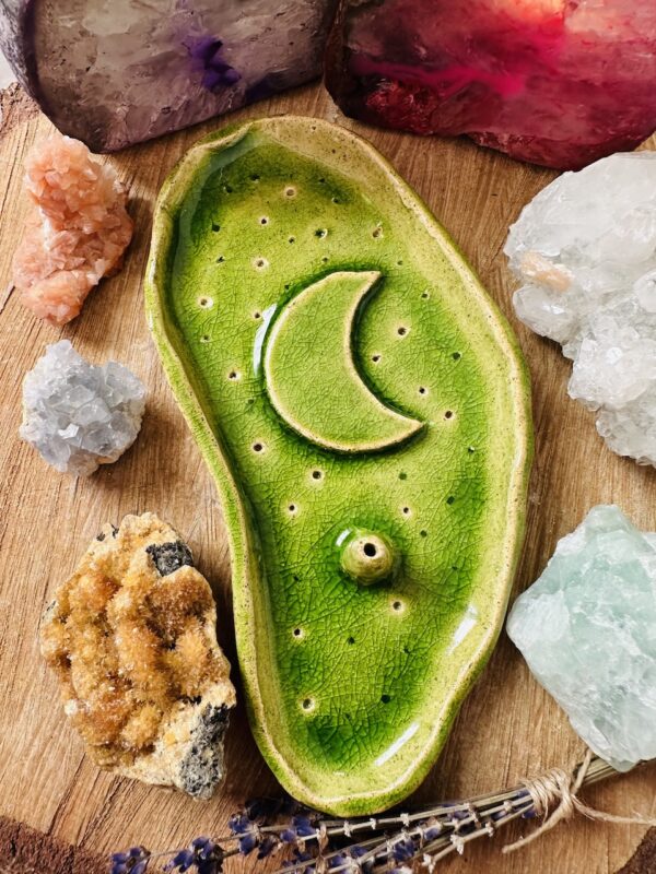 Reczynie robiona podstawka ceramiczna na kadzidła.