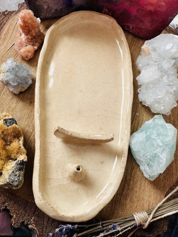 Reczynie robiona podstawka ceramiczna na kadzidła.