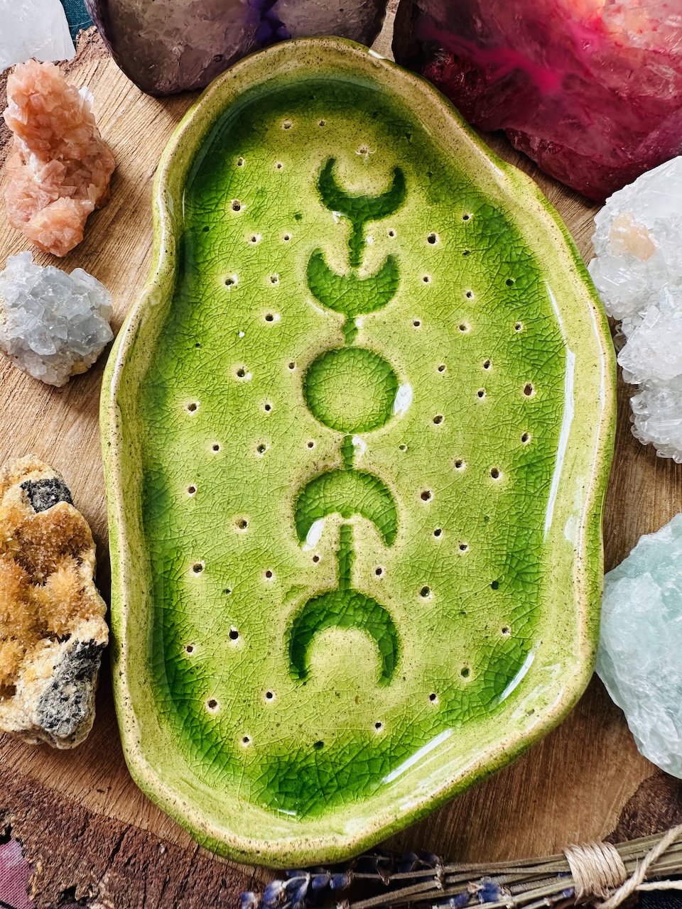 Reczynie robiona podstawka ceramiczna na kadzidła.