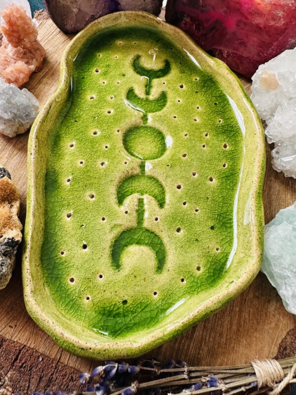 Reczynie robiona podstawka ceramiczna na kadzidła.