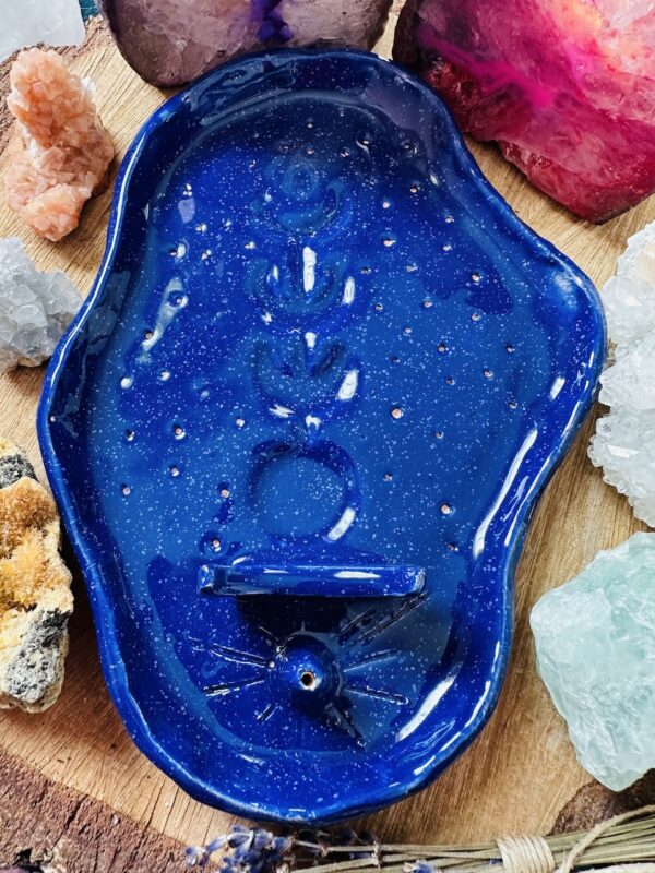 Reczynie robiona podstawka ceramiczna na kadzidła.