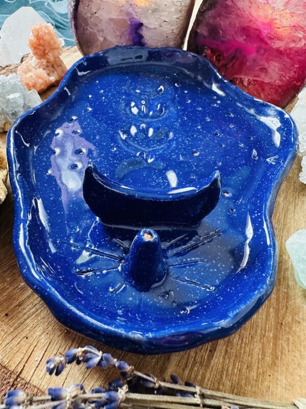 Reczynie robiona podstawka ceramiczna na kadzidła.