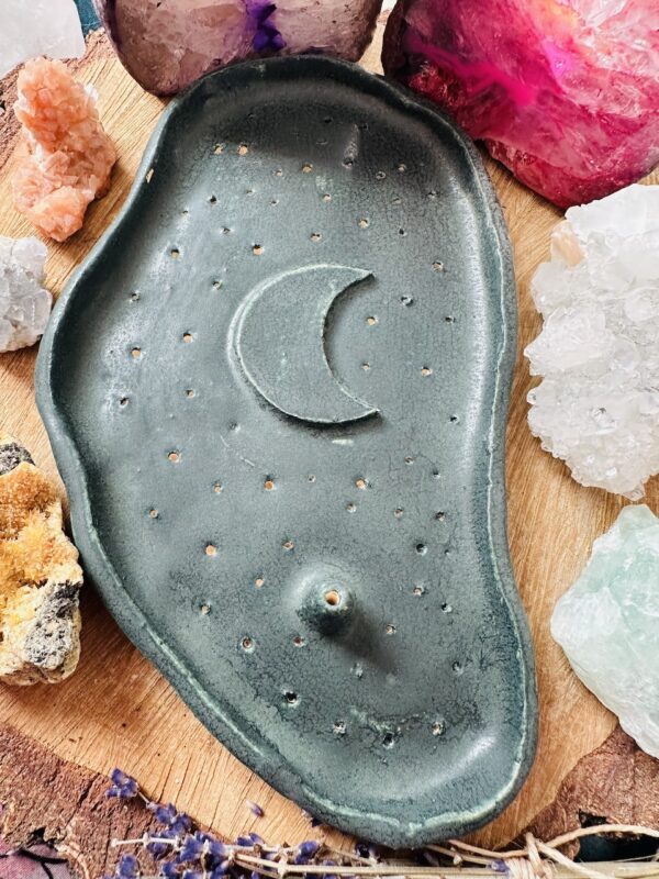 Reczynie robiona podstawka ceramiczna na kadzidła.