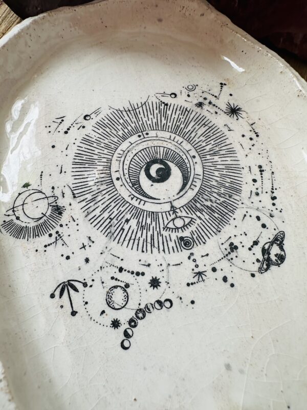 Reczynie robiona podstawka ceramiczna na kadzidła.